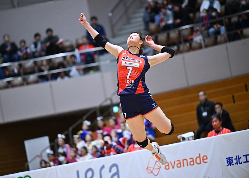 
							    若泉佳穂選手がサーブを打つ瞬間の写真です
							  