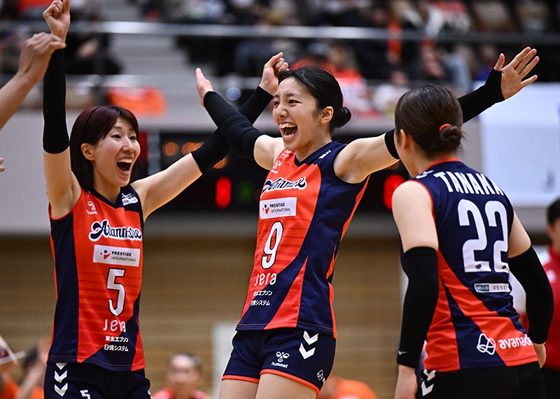 
							    点を獲得し、選手たちが喜んでいる写真です
							  