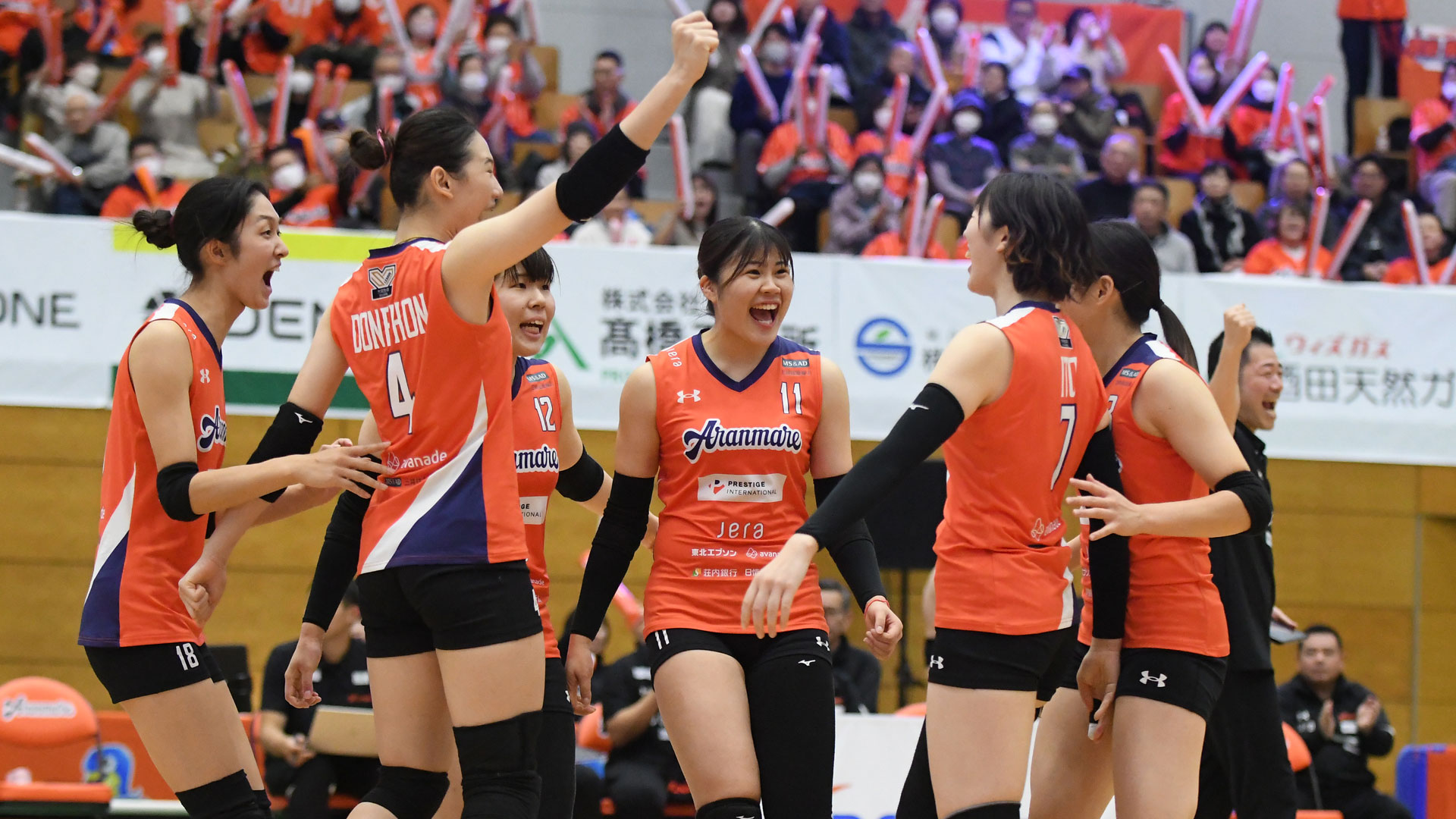 
					    ホームゲームの試合でポイントを獲得し、
					    左から佐藤菜々美選手、ドンポーン シンポー選手、石盛メルモ選手、川釣奈津選手、伊藤摩耶選手、木村友里選手が
					    輪になって喜んでいます
					  